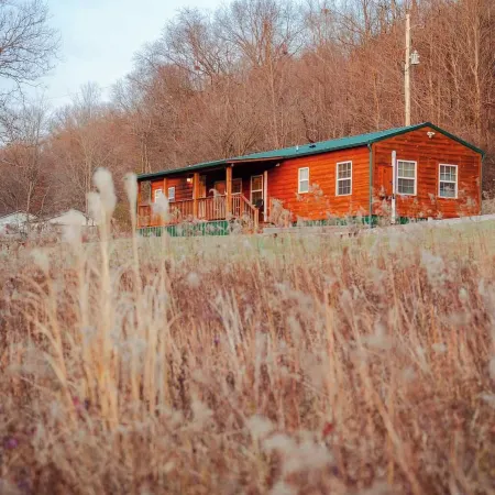 Cedar Wrapped Cozy Villa Cabin - 4 Miles From Trails
