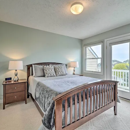 Bright Manistee Condo w/ Beach + Pool Access!