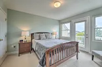 Bright Manistee Condo w/ Beach + Pool Access! - 3 estrellas