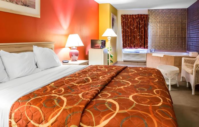 Econo Lodge Inn & Suites