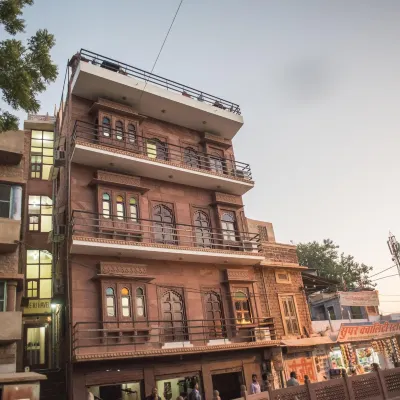 Jee Ri Haveli โรงแรมใกล้หอนาฬิกาฆันตา ฆาร์