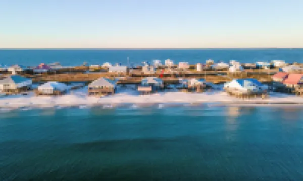 Gulf-Front Pool and Spacious Living - Charming Coastal Retreat 多芬島酒店