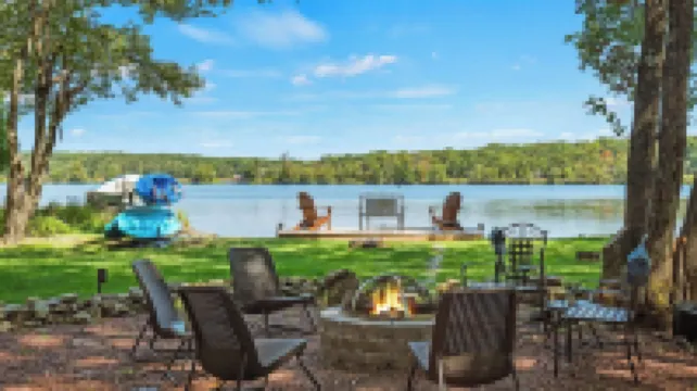 Lake Daze by AvantStay Lakefront w Modern Interior Enclosed Porch Hot Tub Hotels in Coolbaugh Township