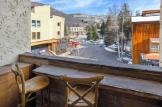 200 ft. to Gondola w/ parking, balcony, fireplace & views! Walk to shops & food!
