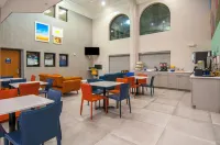 Days Inn & Suites by Wyndham San Antonio North/Stone Oak - parking