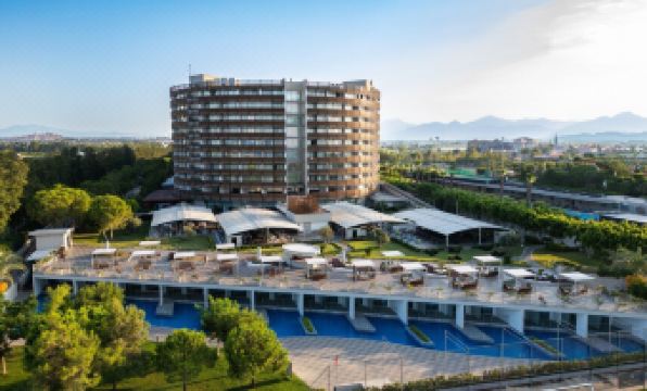 Nirvana Cosmopolitan Hotel - Convention & Sports Center