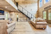 Stone Mountain Lodge 4 Bedroom Cabin by RedAwning - 4-نجوم