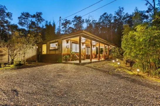 Volcano Tea House Cottage - Spa Bath, Hot Tub, and Fireplace with Japanese Decor