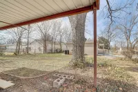 1 Mi to Campus: Modern Tulsa Home w/ Private Yard - Homestays