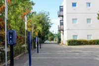 Premiere Classe Plaisir - Gatines - parking