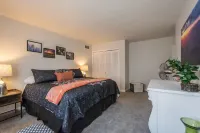 Charming 2BR Townhouse w Patio Walk to Main St - Kitchens