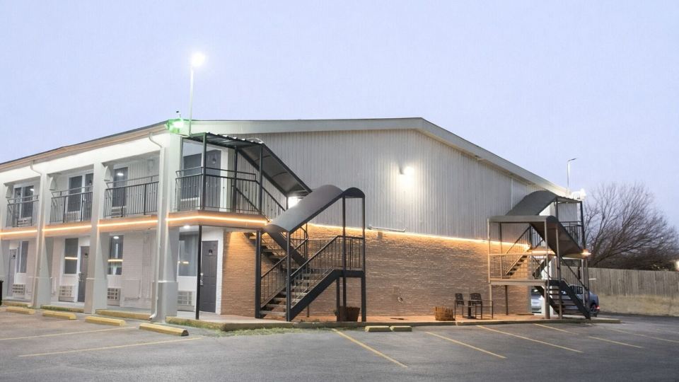 R Nite Star Inn and Suites -Home of the Cowboys & Rangers