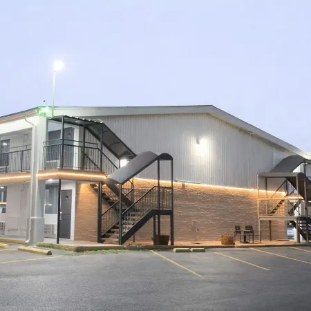 R Nite Star Inn and Suites -Home of the Cowboys & Rangers