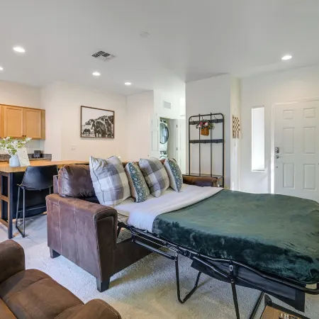 2 Mi to Dtwn Flagstaff: Home w/ Balcony!