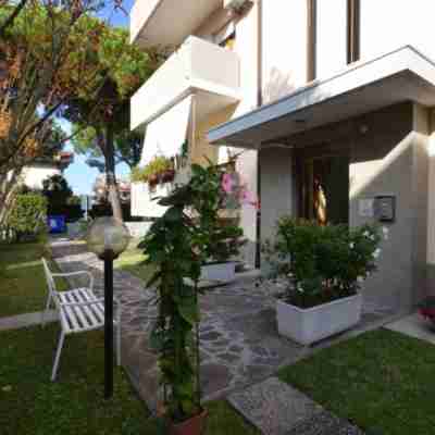 Flat with a lovely common garden Hotel Exterior