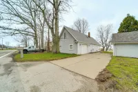 Lakeside Living on Wine Trail! Geneva Home w/ Deck - Homestays