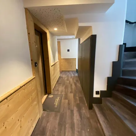 Fabulous 2 Bedroom Ski In / Out Apartment with West facing balcony Отели рядом с достопримечательностью «Куршевель 1650»