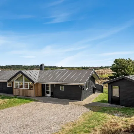 "Thrugils" - 500m from the Sea Hoteles en Henne Kirkeby