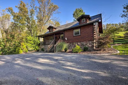 Rustic Dundee Log Cabin w/ Hot Tub & Forest Views! - 3 stelle