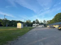 Moonlight Inn - parking