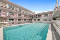 Pink Champagne Motel - 3-Star