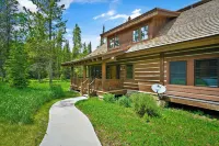 Cozy private cabin with hot tub, and ski in and out - Chalets