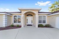Bursting with Sunshine Pool S & G 5 Bedroom Home by Redawning - Balkoner
