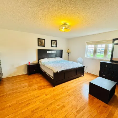 Top Rated 4 bedrooms, 5 beds near airport