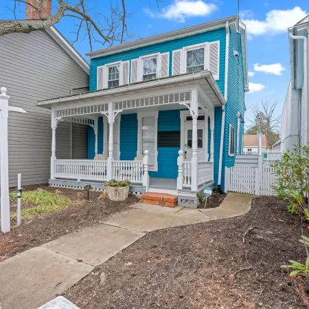Downtown Flat Walk to Dining Shops Sleeps 4