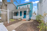 Downtown Flat Walk to Dining Shops Sleeps 4 - 4 tähden