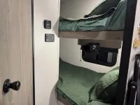 Cozy 2-bedroom RV in amazing Pipestem with AC, WiFi and Heat Smart TV - Homestays