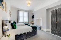 Family Three Bedroom Home Five Min Walk to Metro - Wifi
