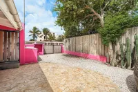 Charming apartment with AC in living, garden and walking distance to the ocean! - 2 estrellas