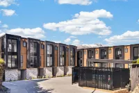 Ellen's Luxury Queenstown Lake View Escape - Villas