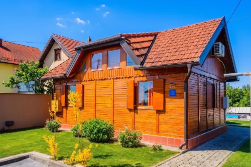 Timber Cottage With Pool and Hot Tub - Happy Rentals - Wifi