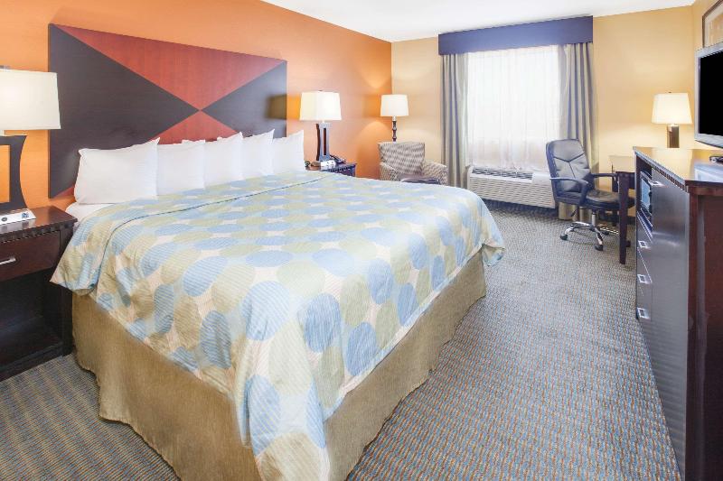 Days Inn & Suites by Wyndham Russellville