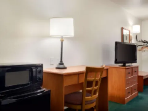 Travelodge by Wyndham Clinton Valley West Court Hotels in Clinton