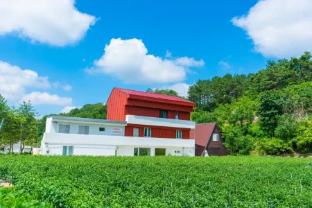 Andong Tom Sawyer's Adventure Pension Отели рядом с достопримечательностью «Dosanseowon Confucian School»