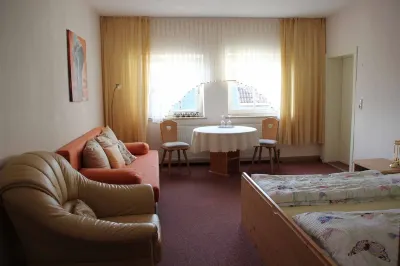 Hotel Gasthof Zum Weissen Lamm فنادق في Selb