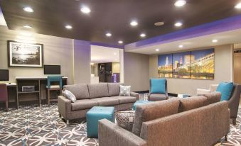 La Quinta Inn & Suites by Wyndham Cleveland Airport West