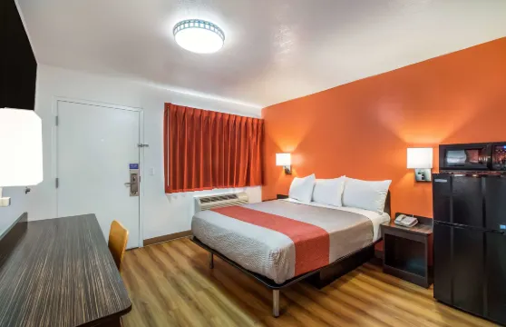 鳳凰太陽城6號汽車旅館 - 揚鎮