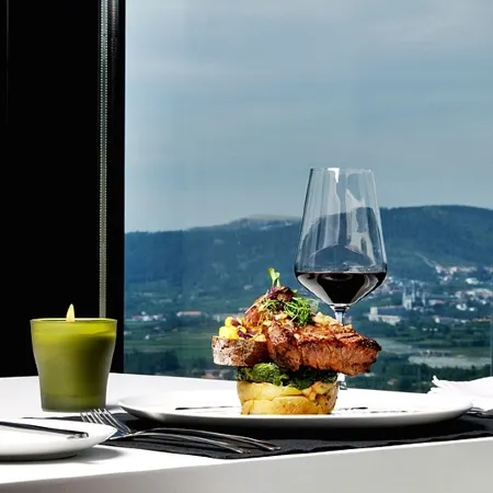 Open Village Sports Hotel & Spa Club Отели рядом с достопримечательностью «Замок Гимарайнш»