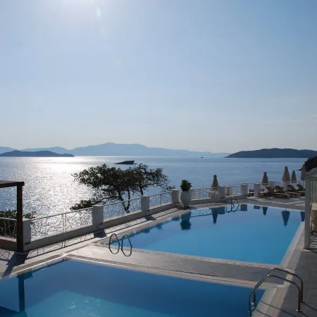 Cape Kanapitsa Hotel & Suites