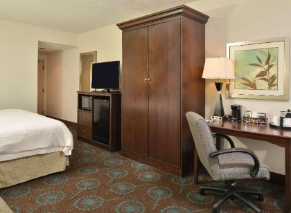 Hampton Inn & Suites Newport News-Airport (Oyster Point Area)