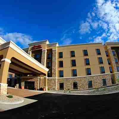 Hampton Inn & Suites Grand Forks Hotel Exterior