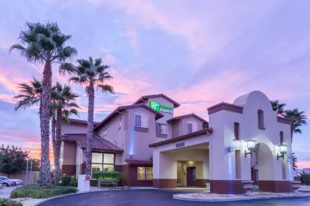 Holiday Inn Express & Suites Manteca City Center