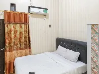 Icha Homestay Near Terminal Purabaya Madiun Отели в г. Мадиун