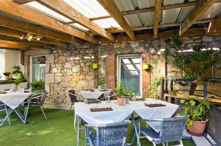 Logis Hôtel Restaurant de la Dore Отели в г. Шальмазель