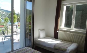 Hotel Restaurant L Echo du Lac - Housity