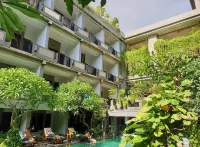Champlung Mas Hotel Legian - สระว่ายน้ำบนดาดฟ้า